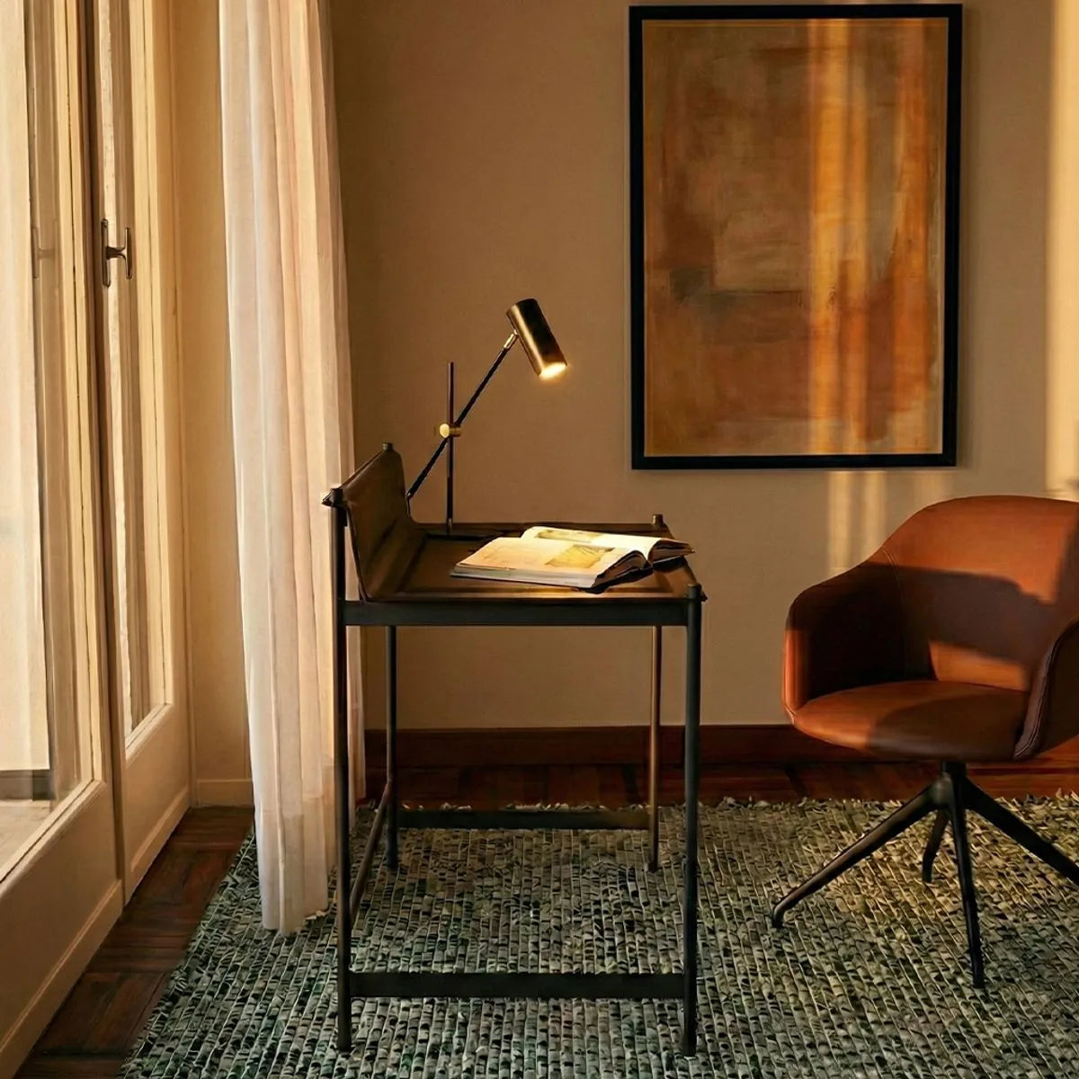 Lámpara de Escritorio Linen Dorada con Negro