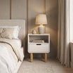 Velador Aurea Off White / Madera – Mesa de Noche Escandinava con Nicho Abierto & Cajón