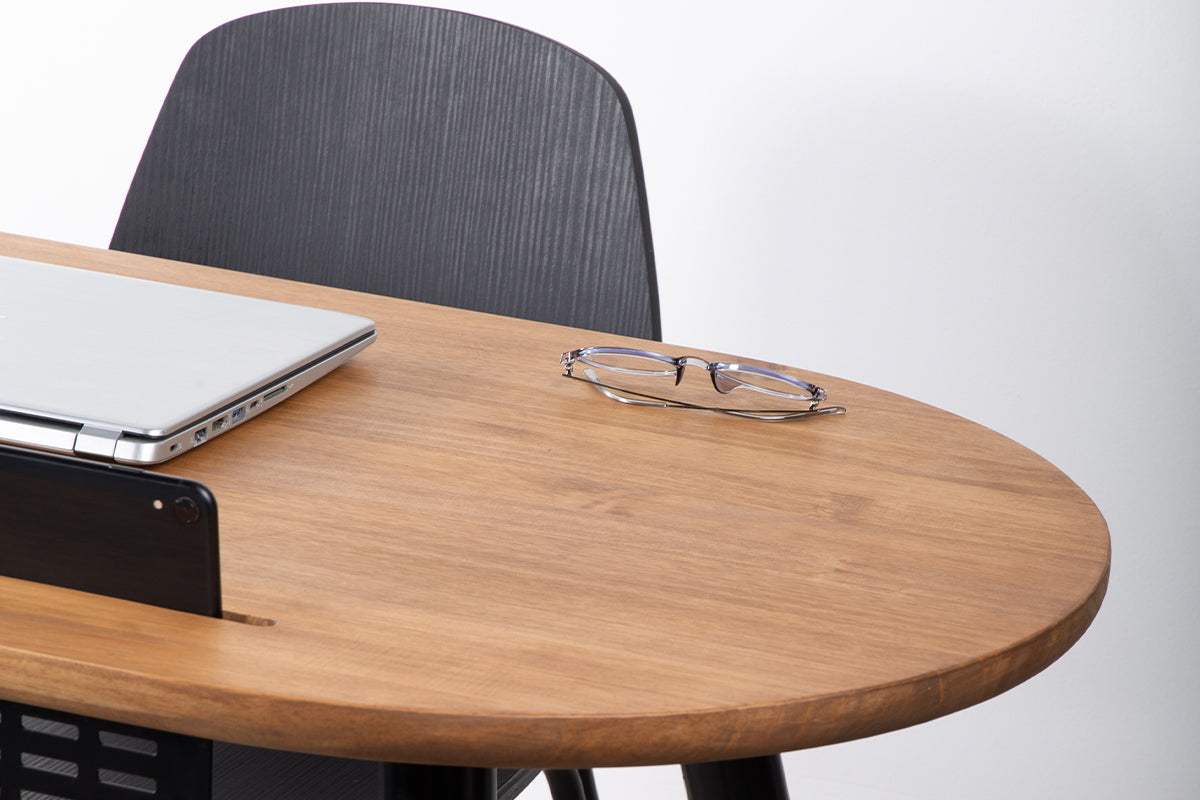 Escritorio Light Nogal + Silla Aula Black - Medular Diseño Juego de Escritorio