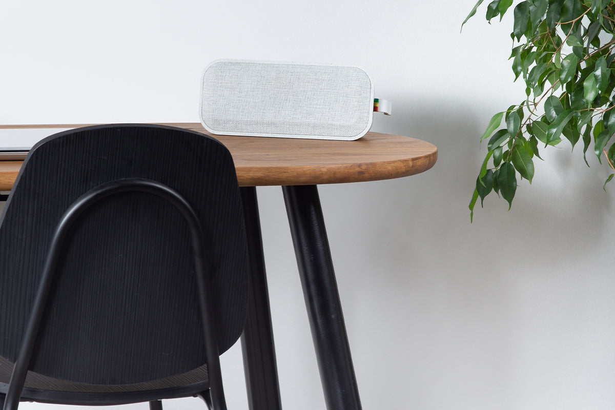 Escritorio Light Nogal + Silla Aula Black - Medular Diseño Juego de Escritorio