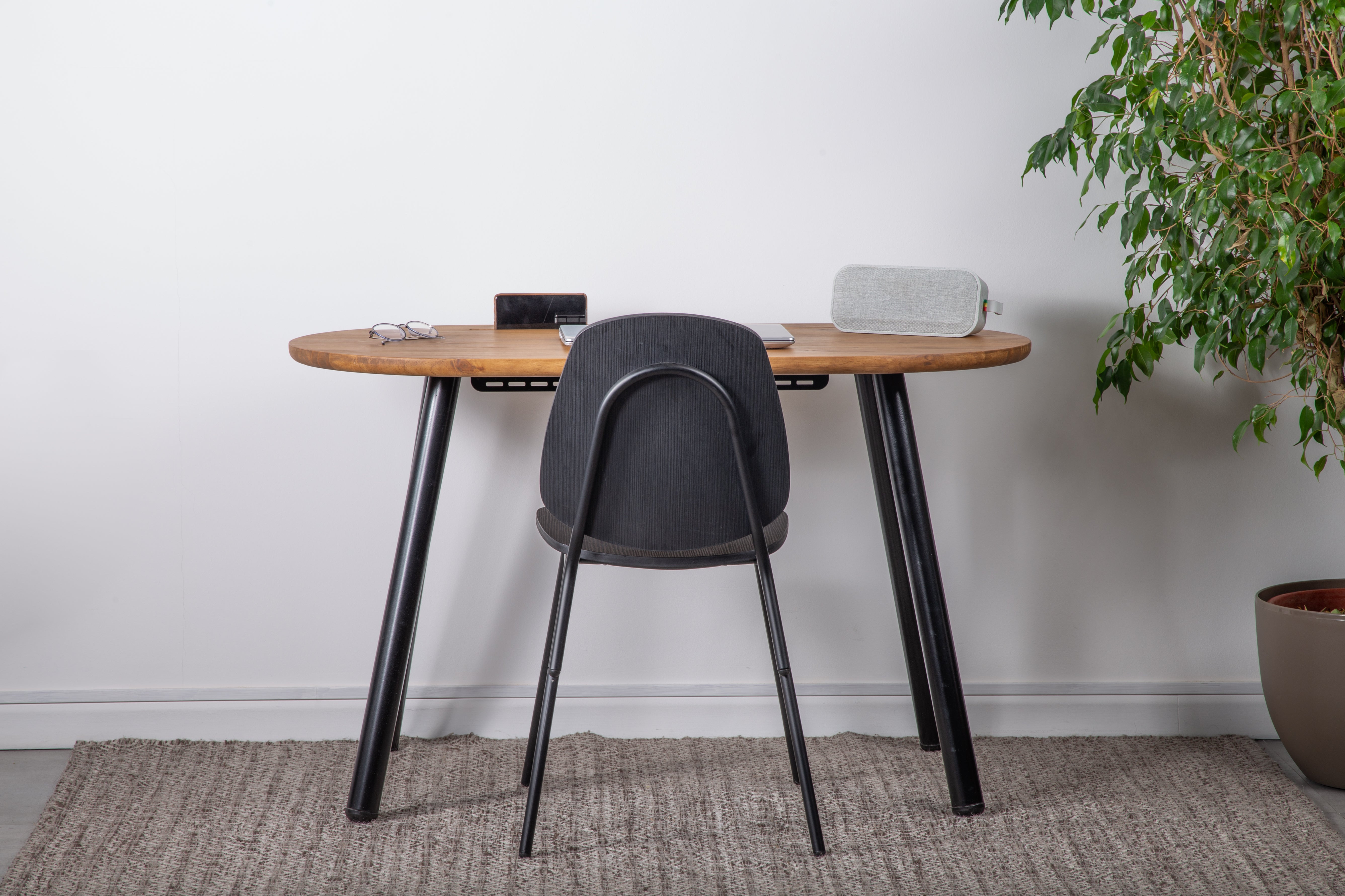 Escritorio Light Nogal + Silla Aula Black - Medular Diseño Juego de Escritorio