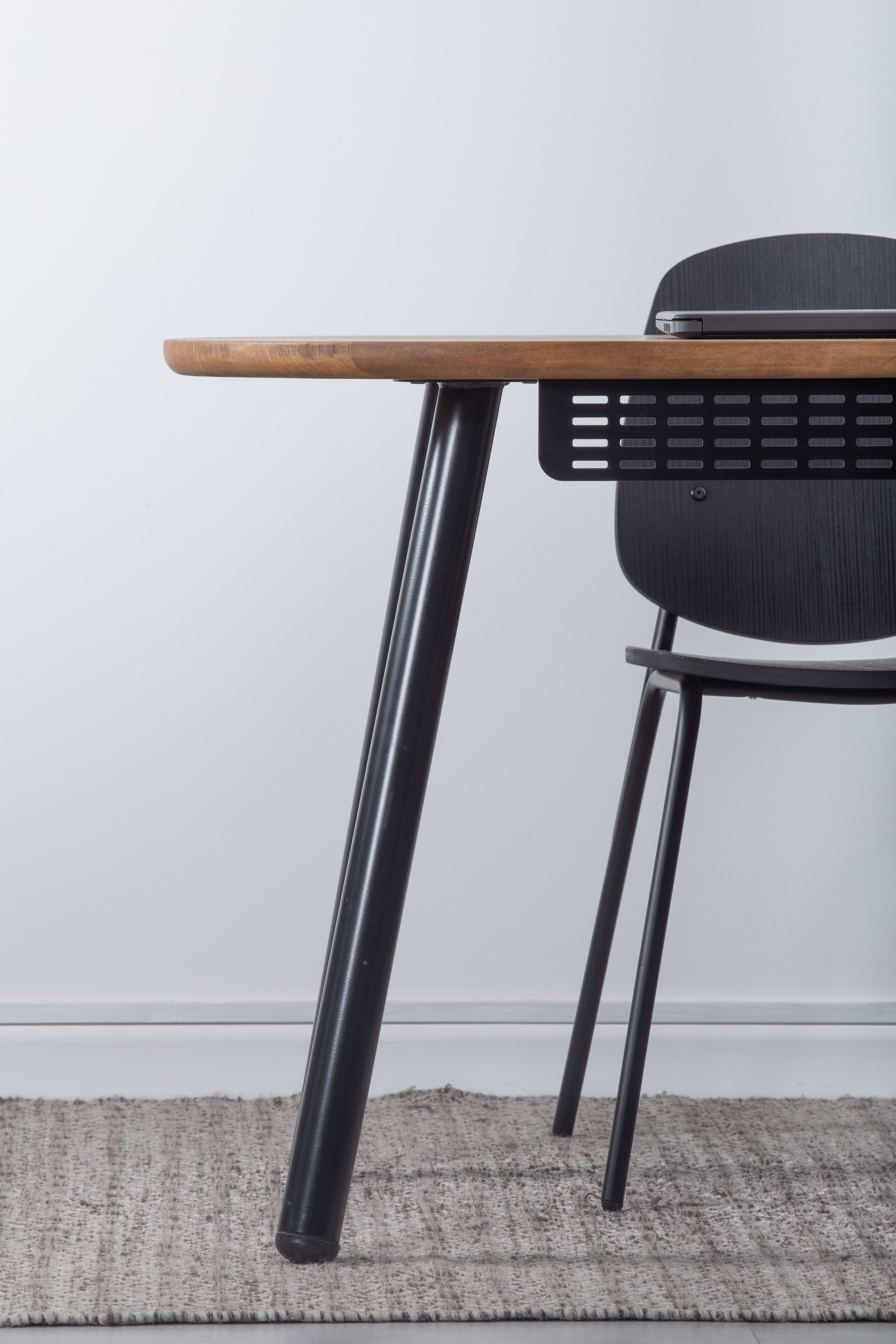 Escritorio Light Nogal + Silla Aula Black - Medular Diseño Juego de Escritorio