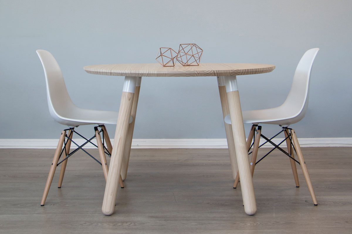 Juego Mesa Canelo Redonda + 4 Sillas DSW Blancas - Medular Diseño Juego de Comedor