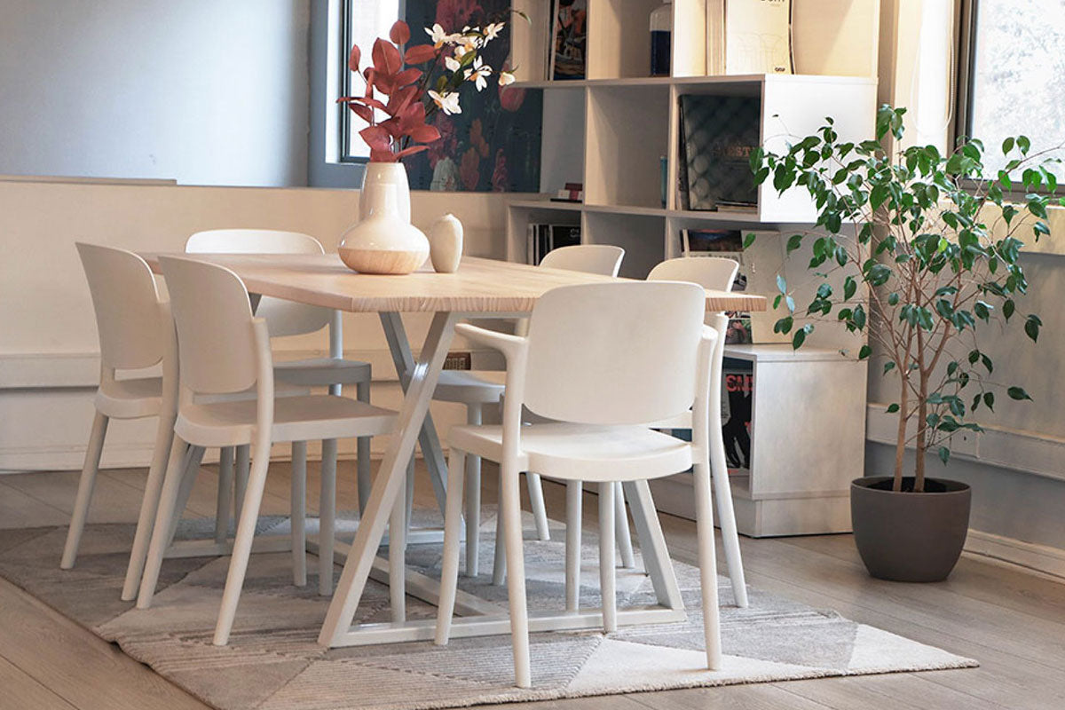 Juego de Comedor Pablo base blanca, cubierta natural + 6 Sillas Piazza Blancas