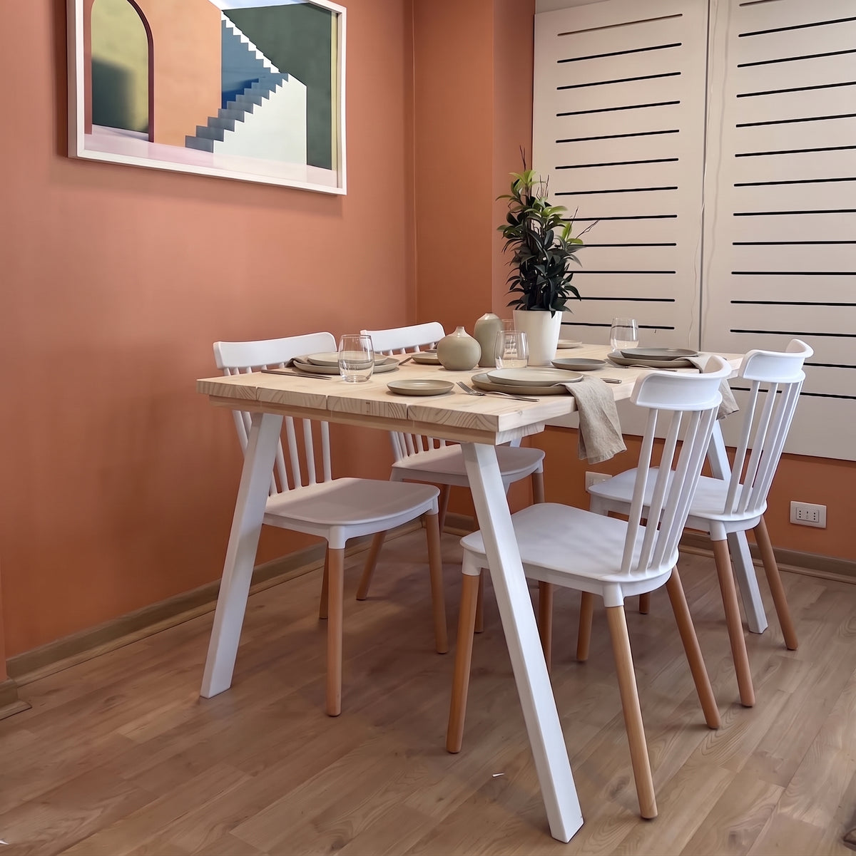 Juego de Comedor Linha Natural 4 Personas + 4 Sillas Queen Blancas – Mesa de Madera Natural con Patas Anguladas